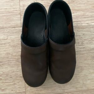 ⚡️dansko mate brown clogs⚡️